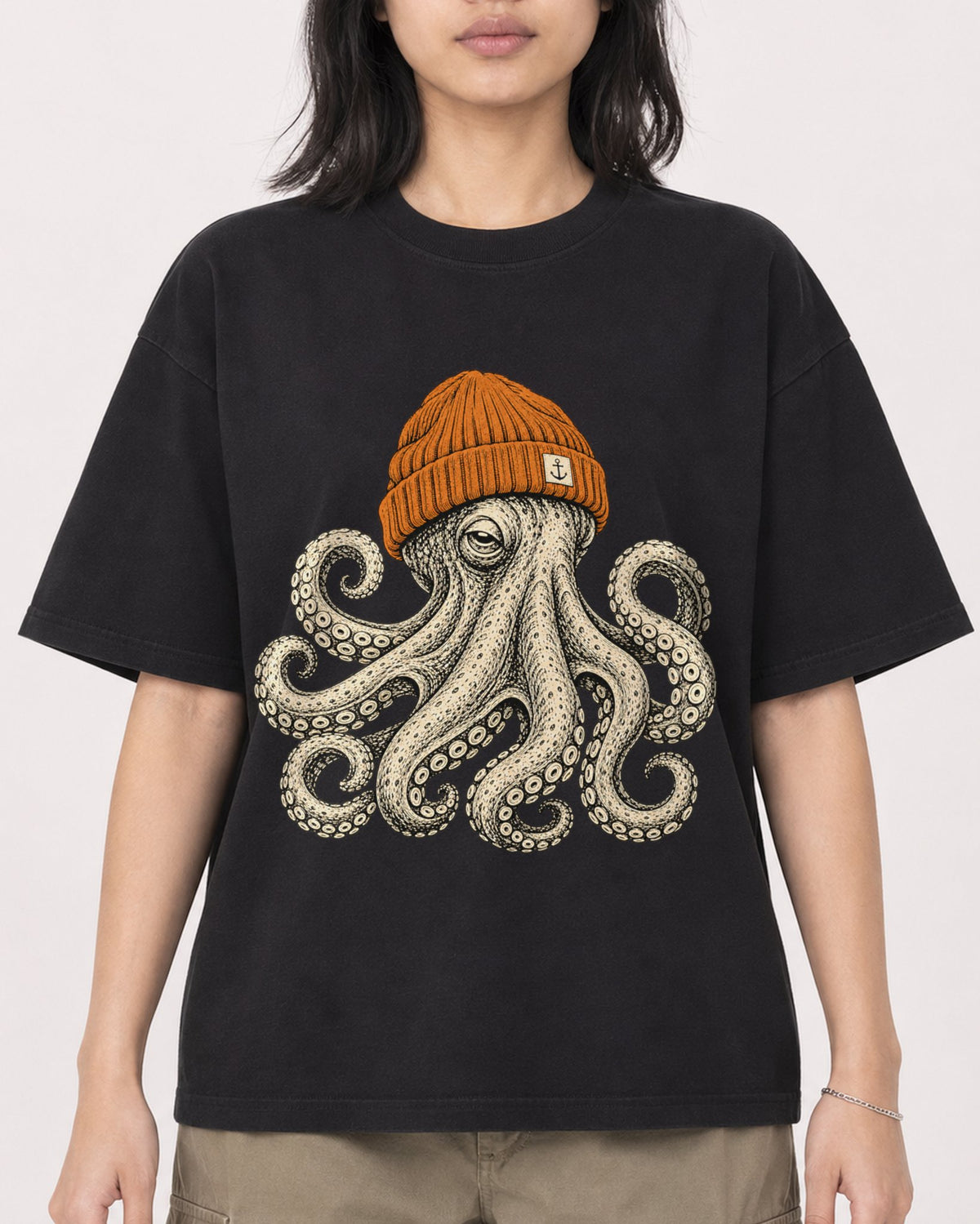 Mockup Boxy Heavyweight Tee Black female close-up 22