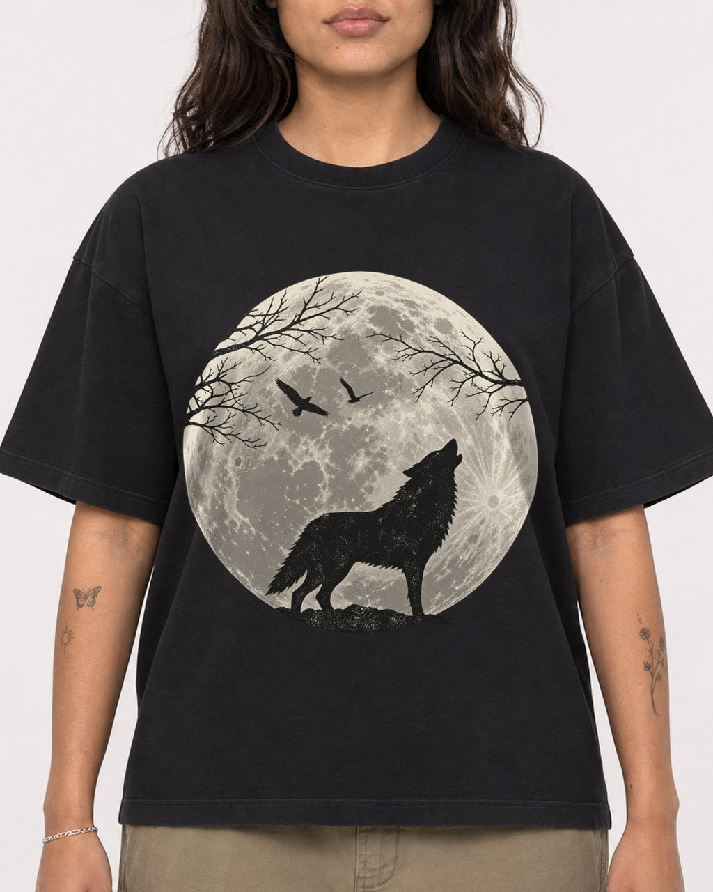 Mockup Boxy Heavyweight Tee Black female close-up 06