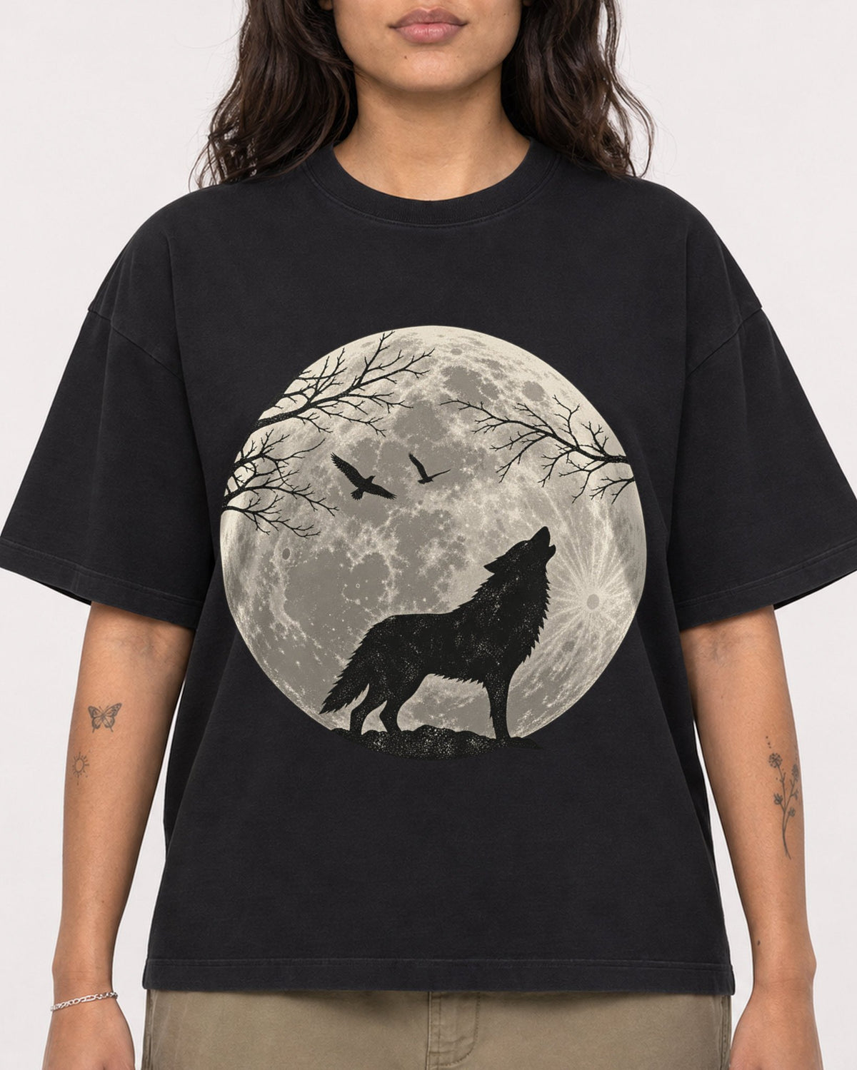 Mockup Boxy Heavyweight Tee Black female close-up 06