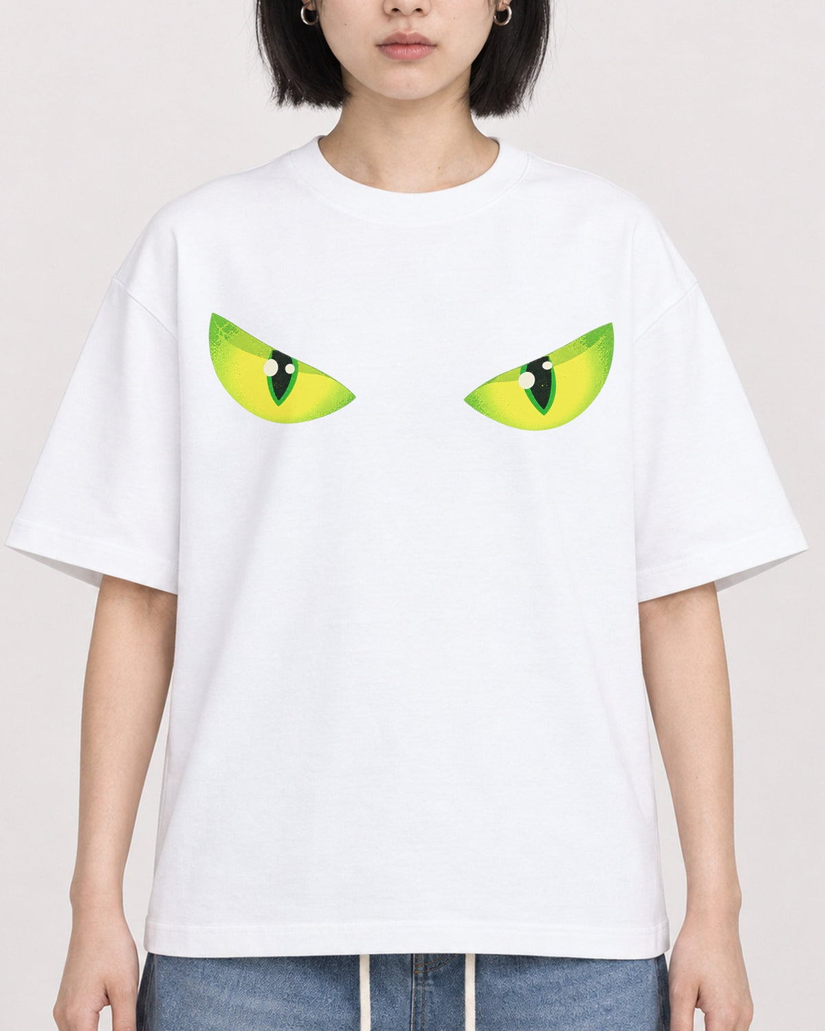 Mockup Boxy Heavyweight Tee White female close-up 11