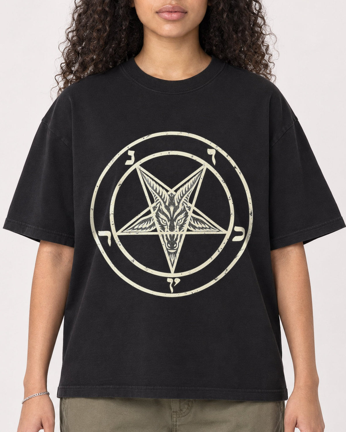 Mockup Boxy Heavyweight Tee Black female close-up 10