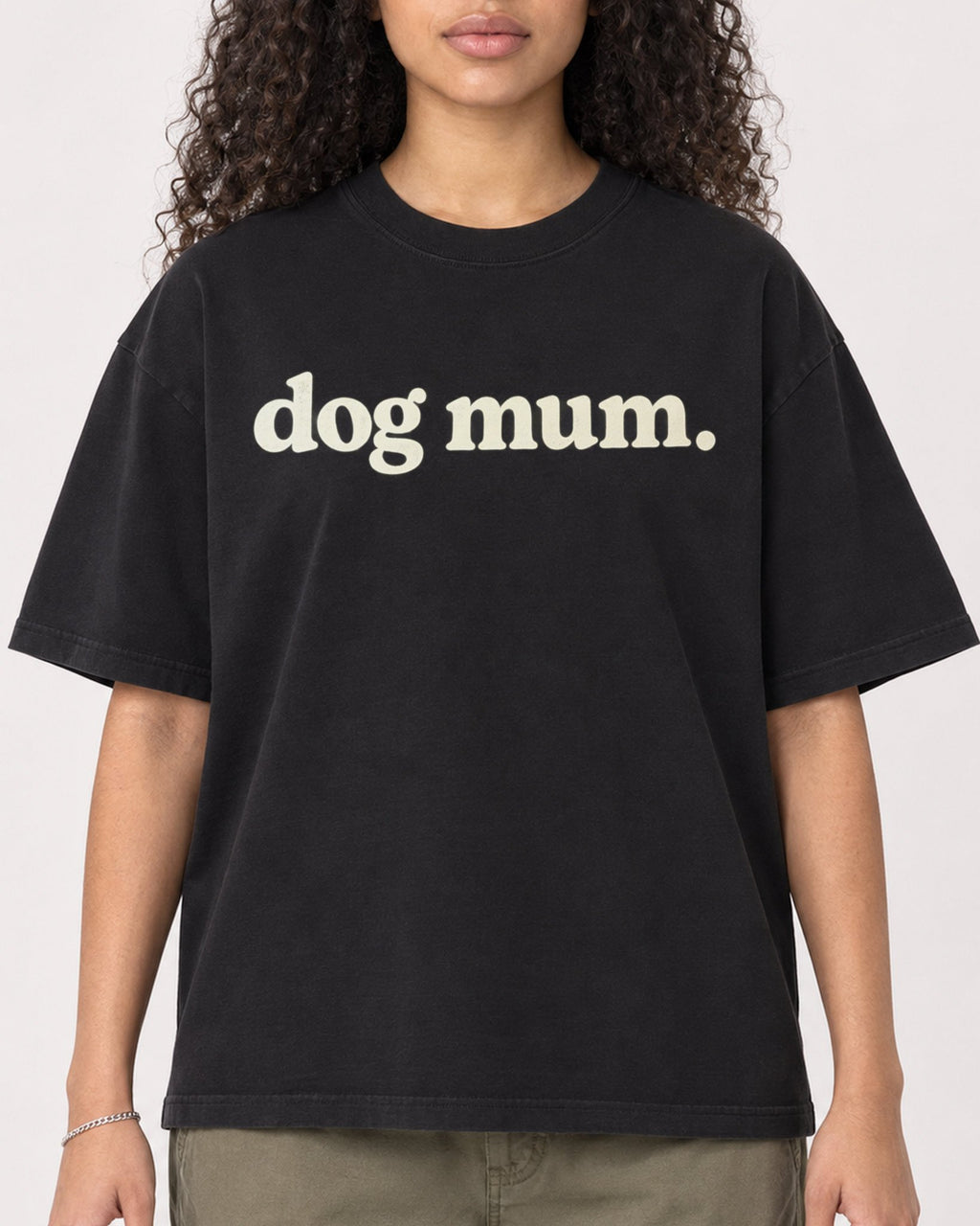 Mockup Boxy Heavyweight Tee Black female close-up 10