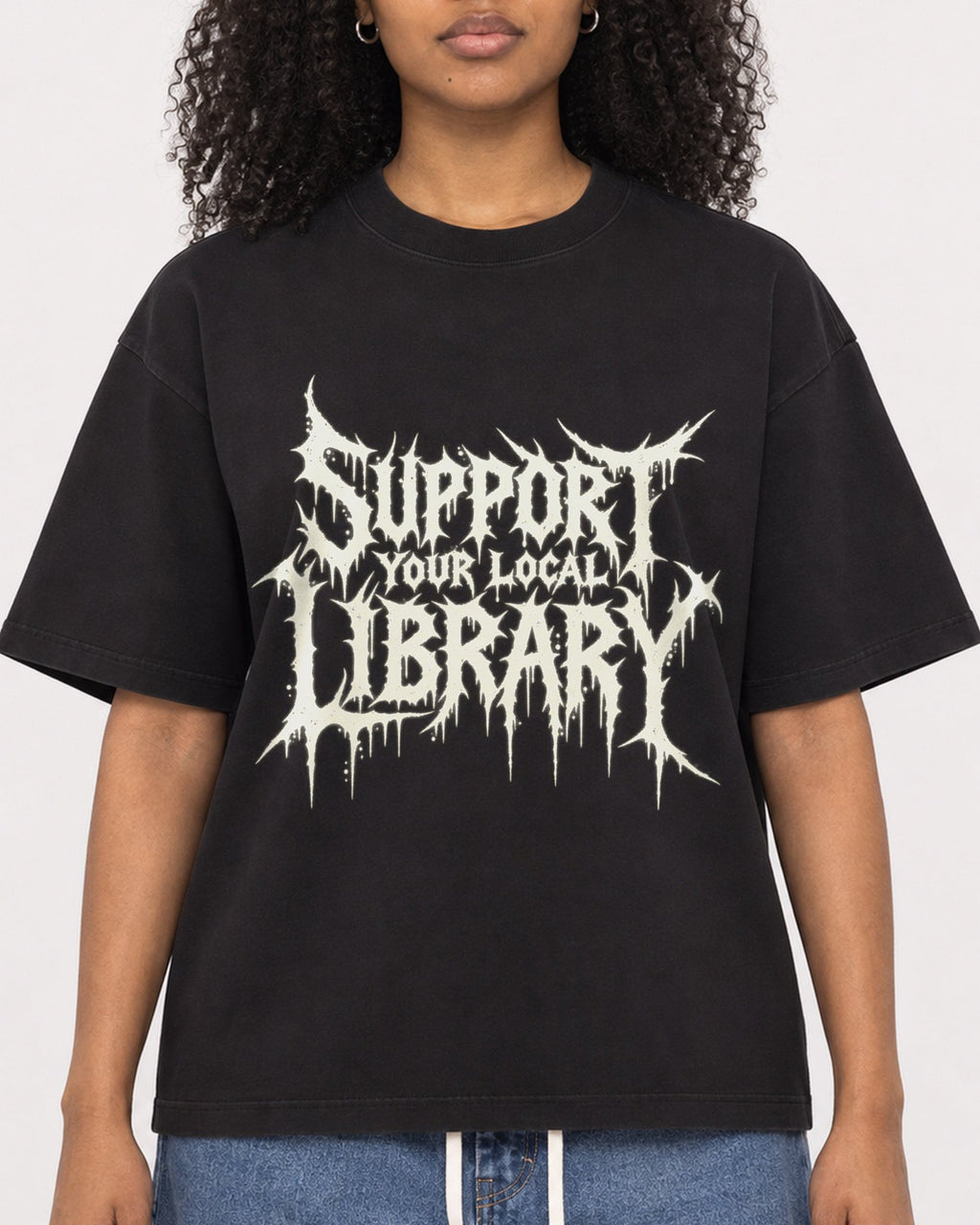 Mockup Boxy Heavyweight Tee Black female close-up 05