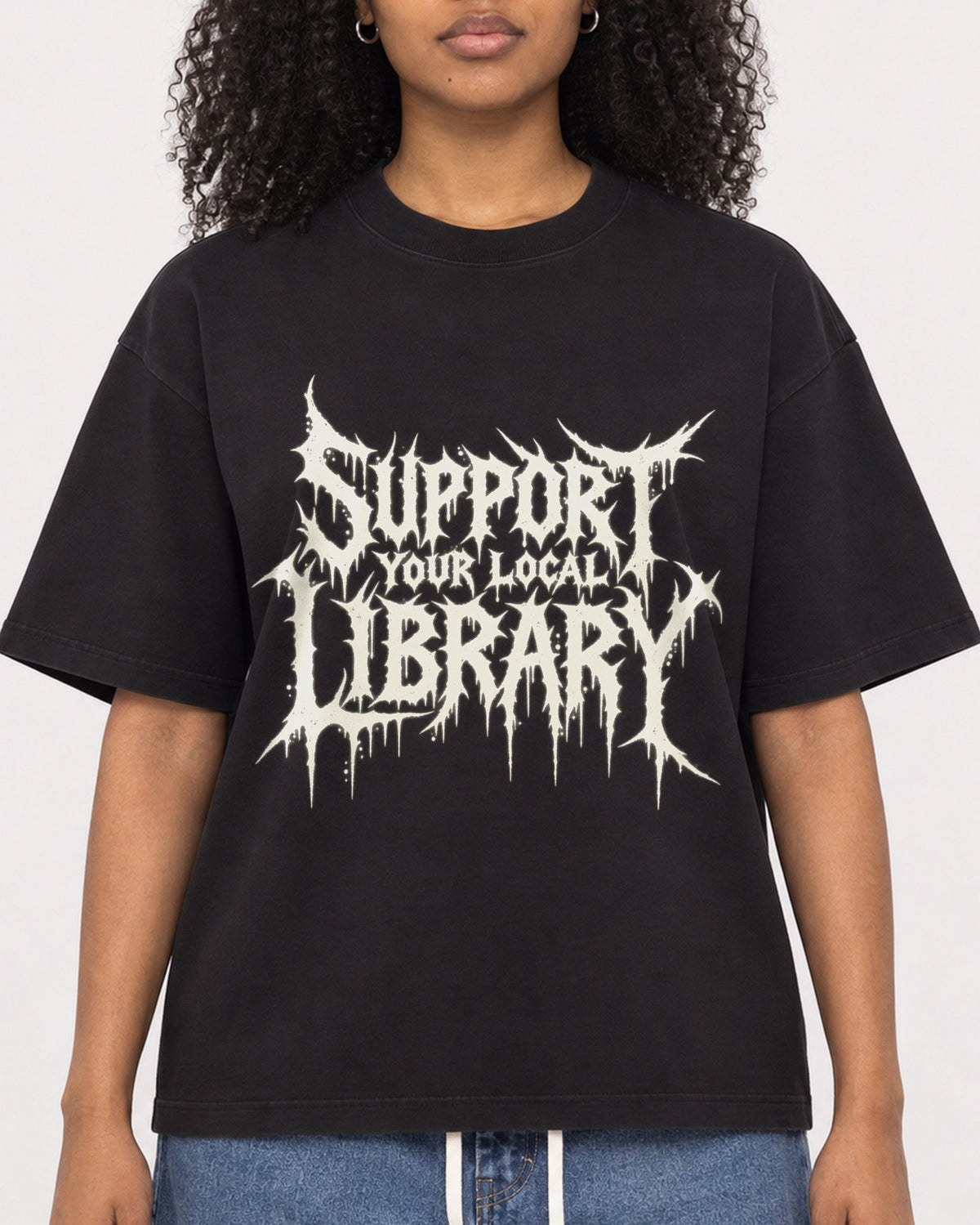 Mockup Boxy Heavyweight Tee Black female close-up 05