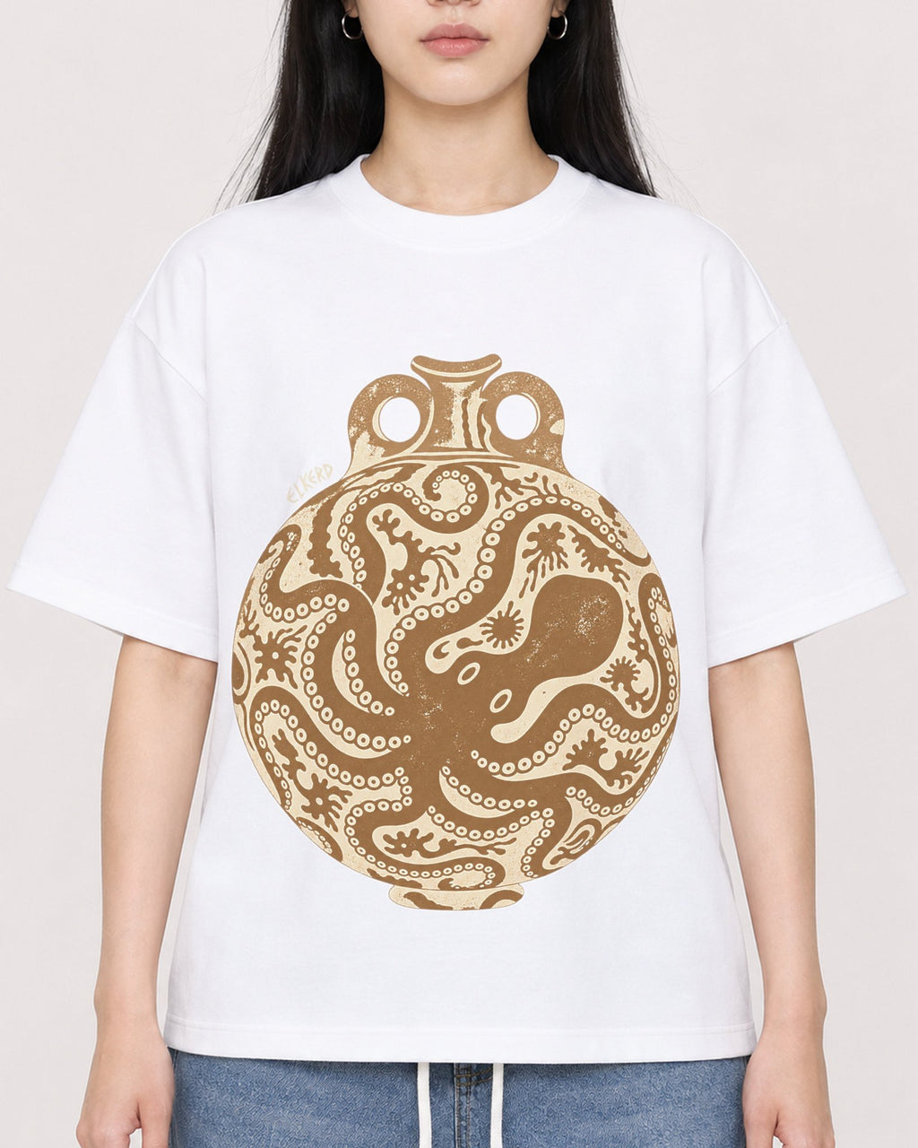 Mockup Boxy Heavyweight Tee White female close-up 01