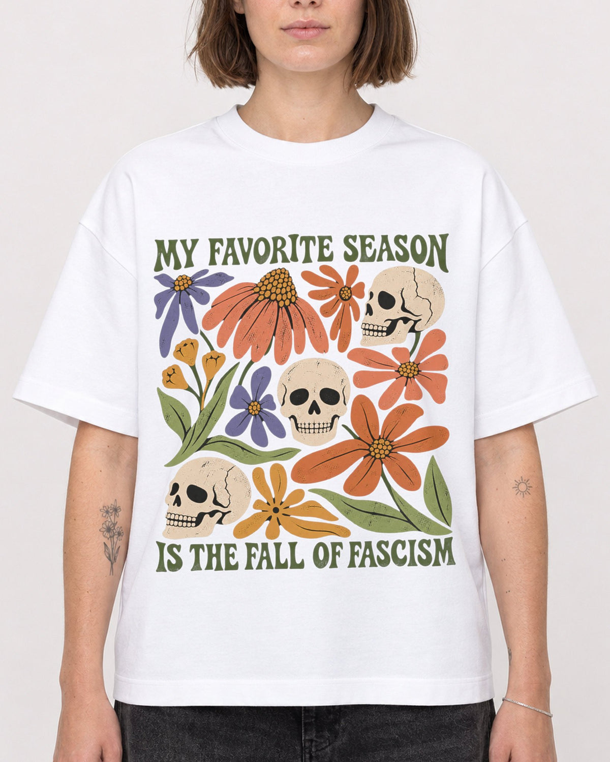 Mockup Boxy Heavyweight Tee White female close-up 18
