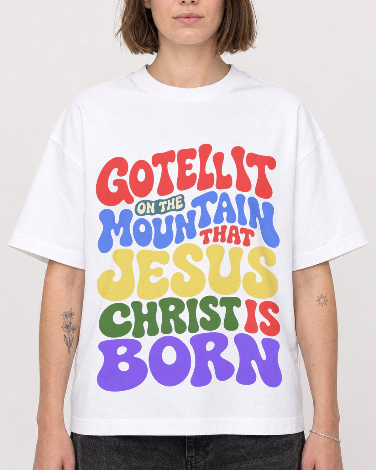 Mockup Boxy Heavyweight Tee White female close-up 18