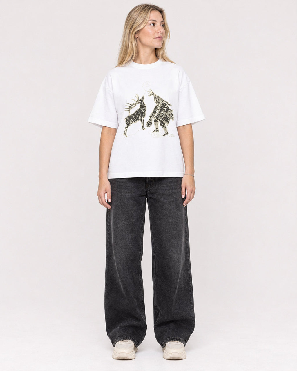 Mockup Boxy Heavyweight Tee White female full-body 08