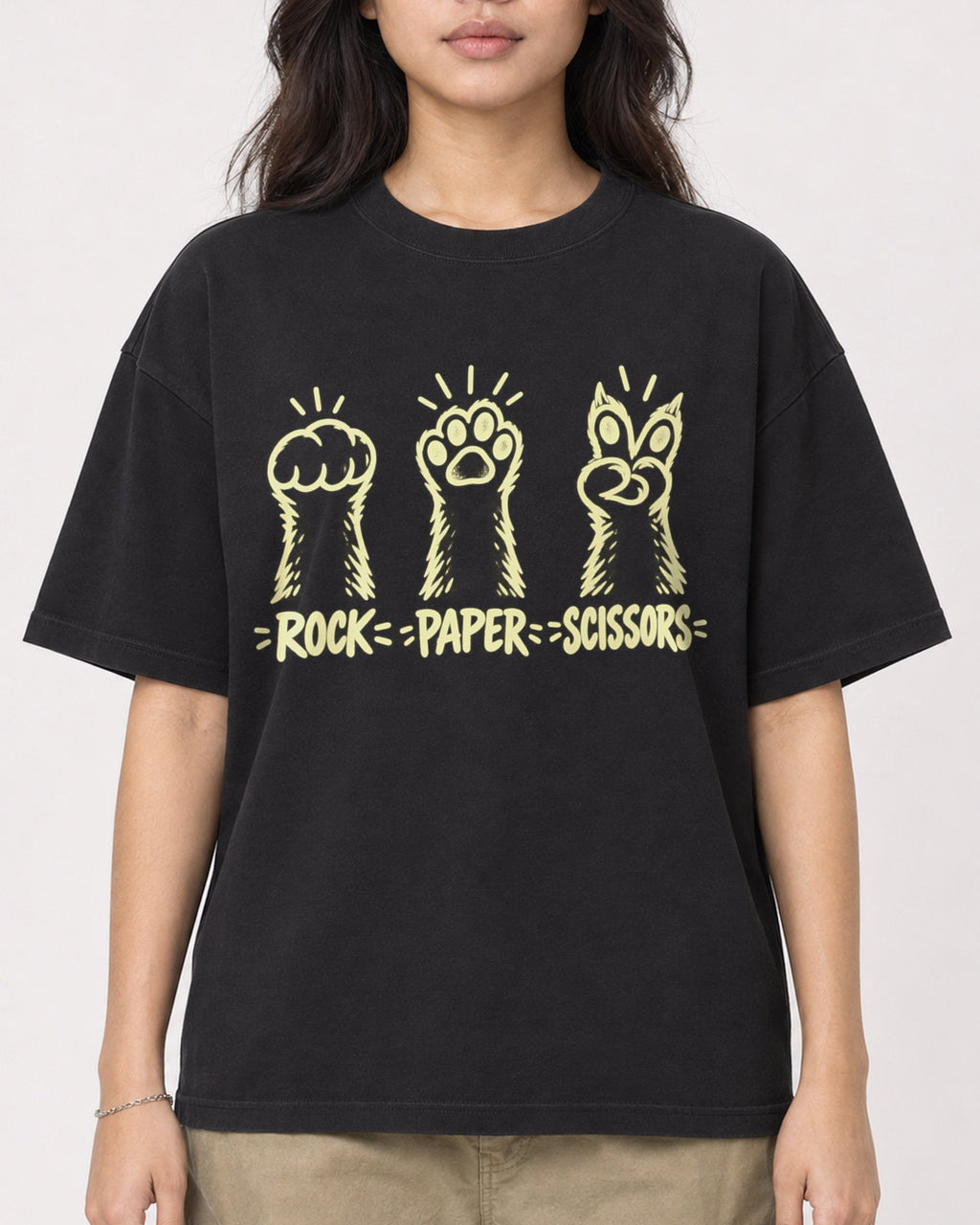 Mockup Boxy Heavyweight Tee Black female close-up 02