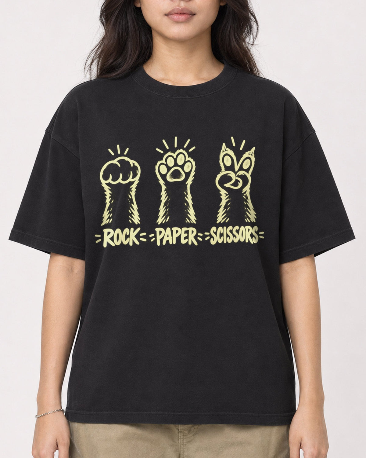 Mockup Boxy Heavyweight Tee Black female close-up 02