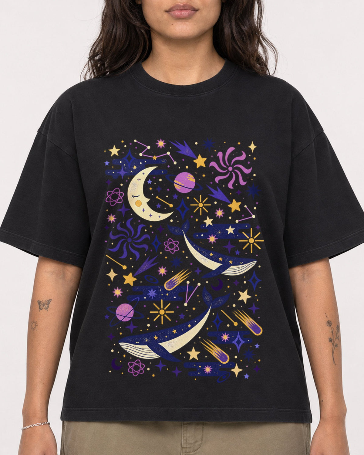 Mockup Boxy Heavyweight Tee Black female close-up 06