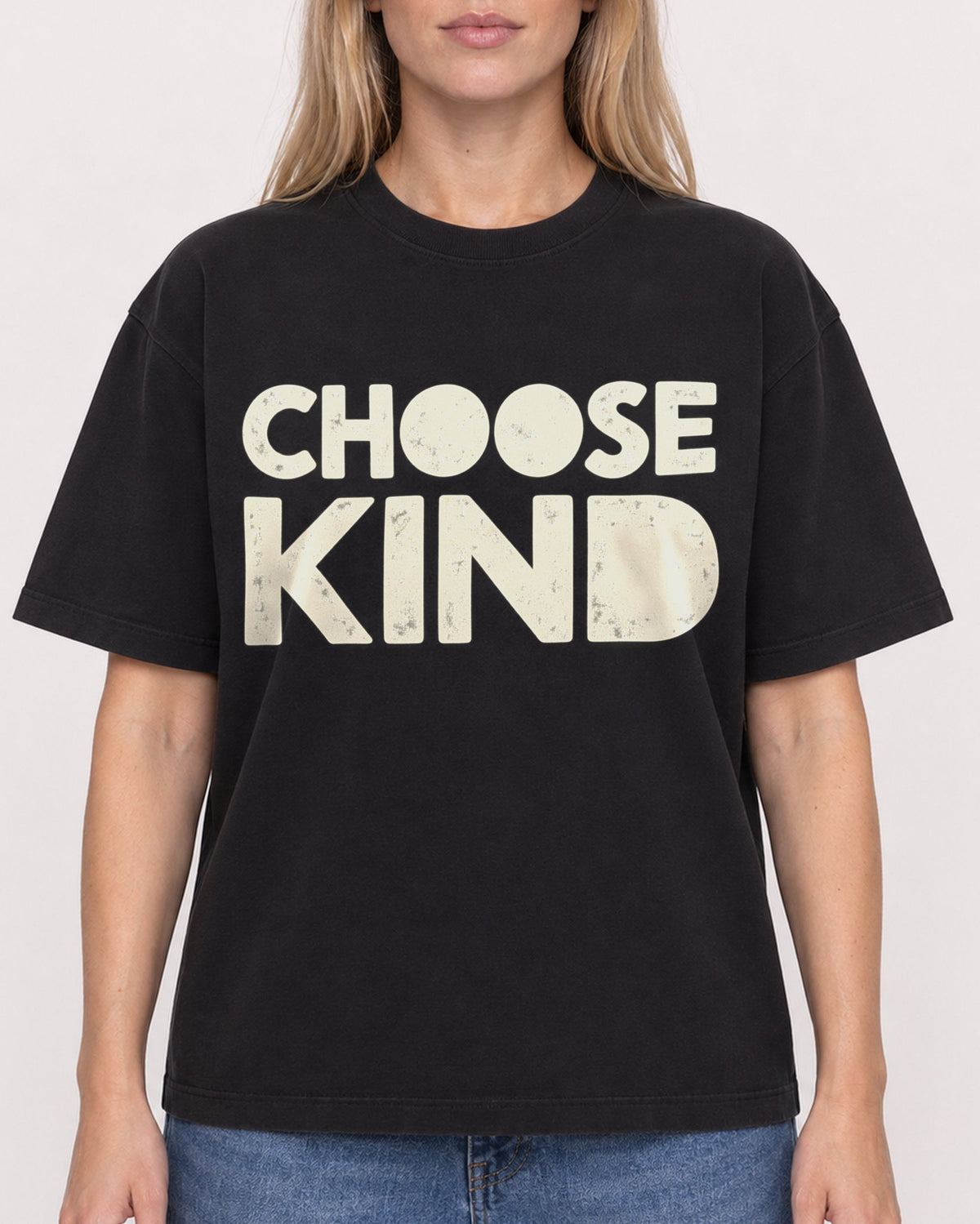 Mockup Boxy Heavyweight Tee Black female close-up 08