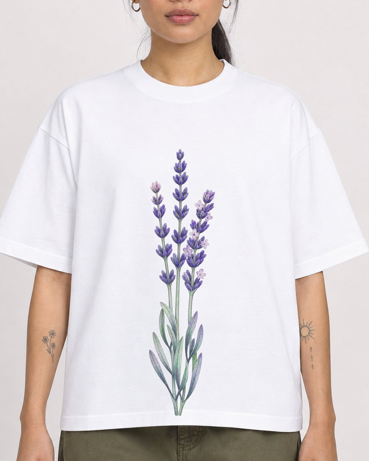 Mockup Boxy Heavyweight Tee White female close-up 42