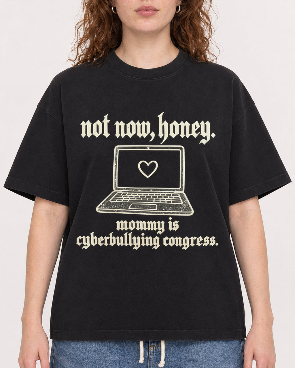 Mockup Boxy Heavyweight Tee Black female close-up 09
