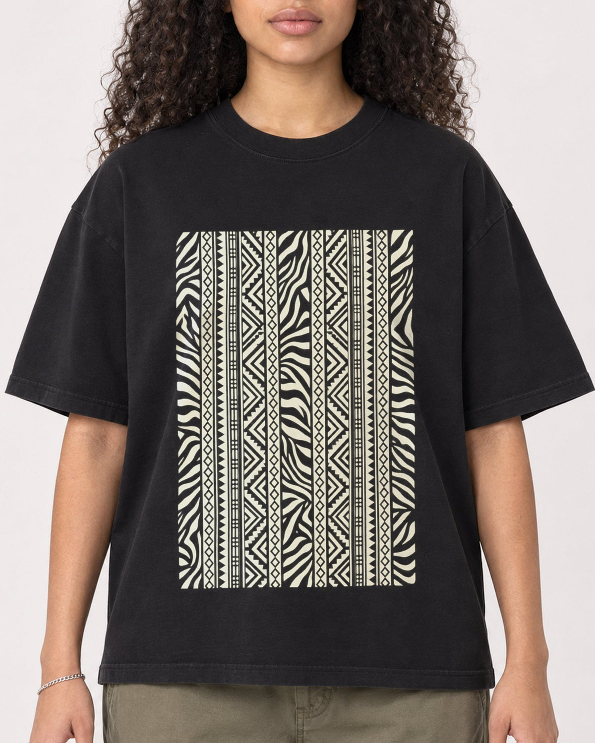 Mockup Boxy Heavyweight Tee Black female close-up 10