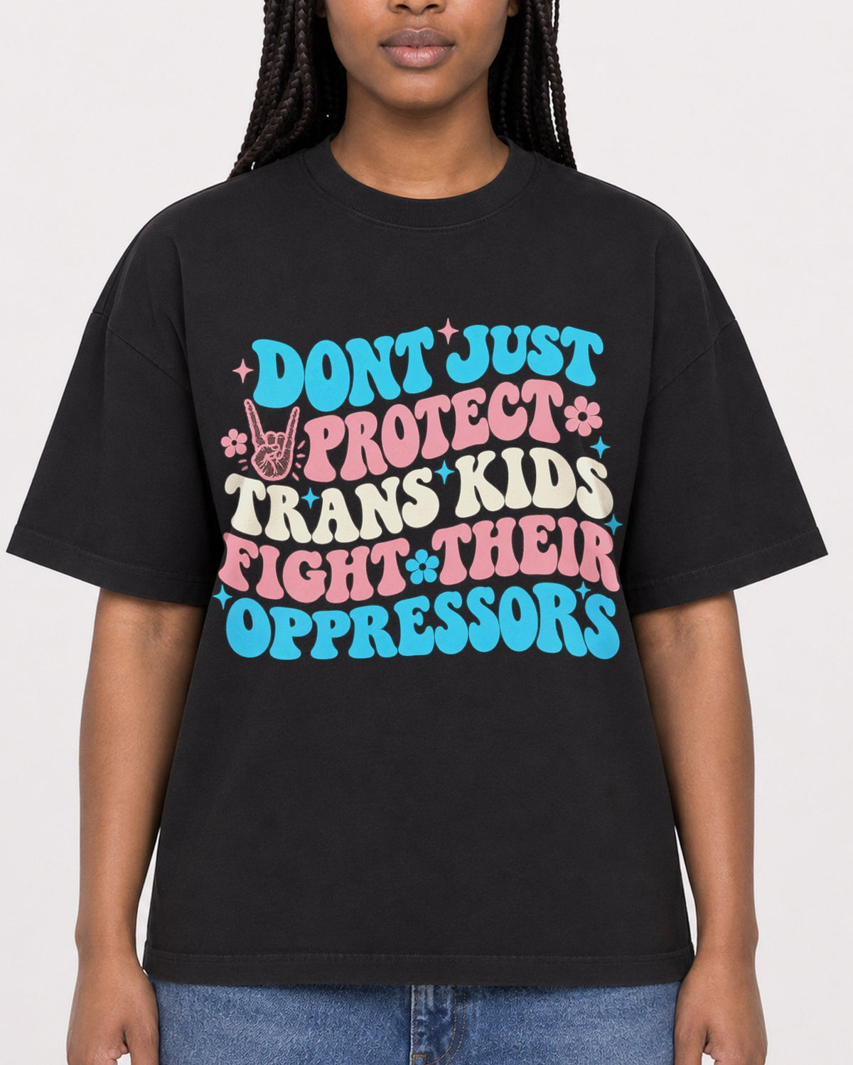 Mockup Boxy Heavyweight Tee Black female close-up 04