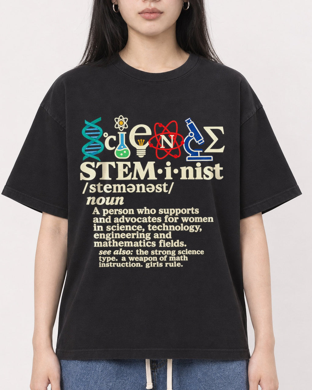 Mockup Boxy Heavyweight Tee Black female close-up 01