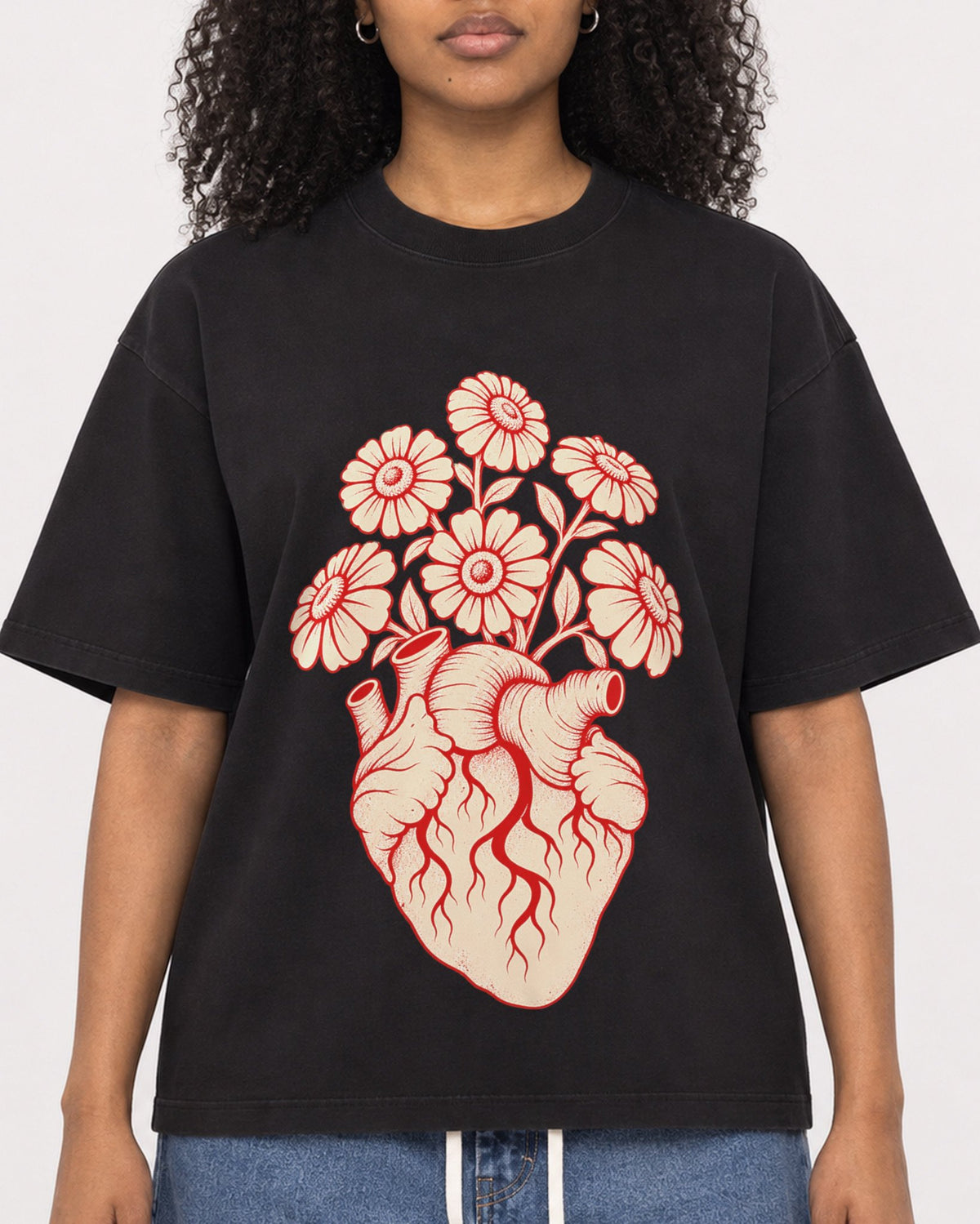 Mockup Boxy Heavyweight Tee Black female close-up 05