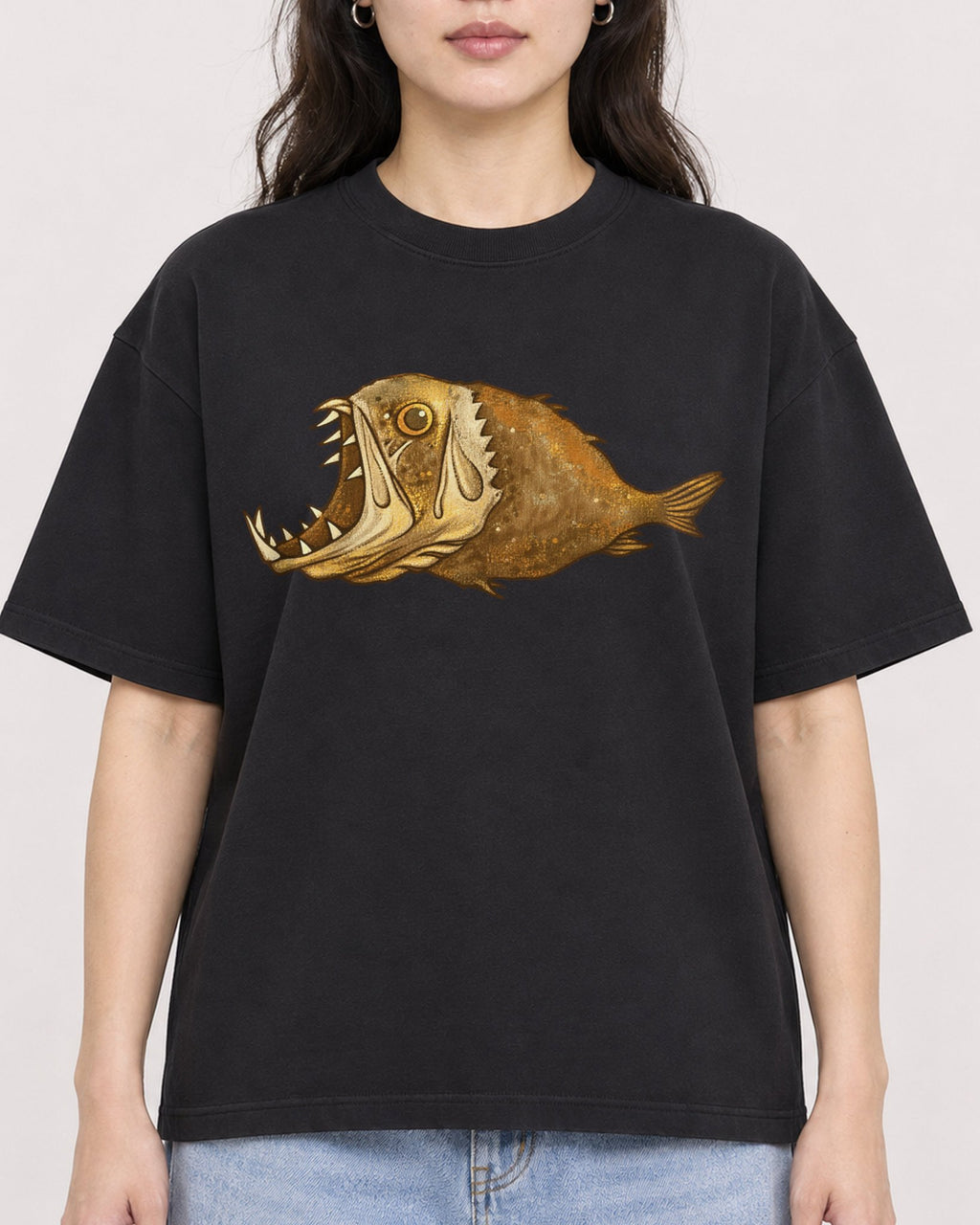 Mockup Boxy Heavyweight Tee Black female close-up 03