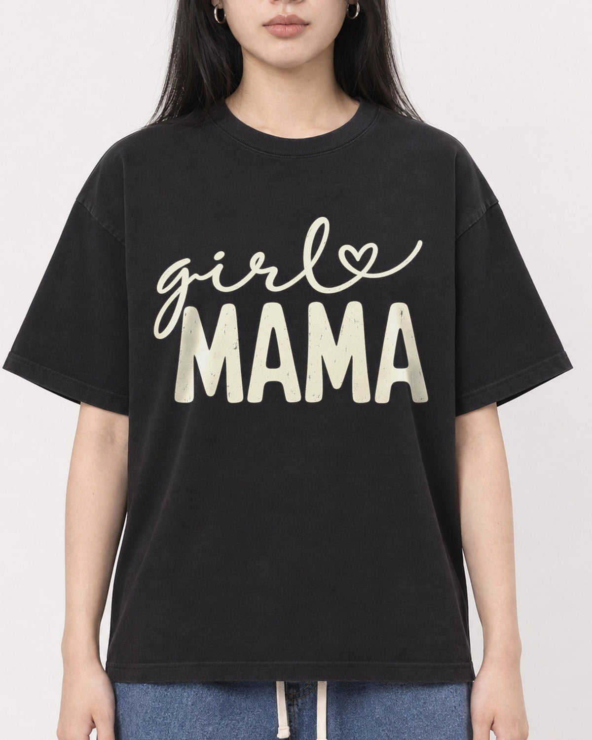 Mockup Boxy Heavyweight Tee Black female close-up 01