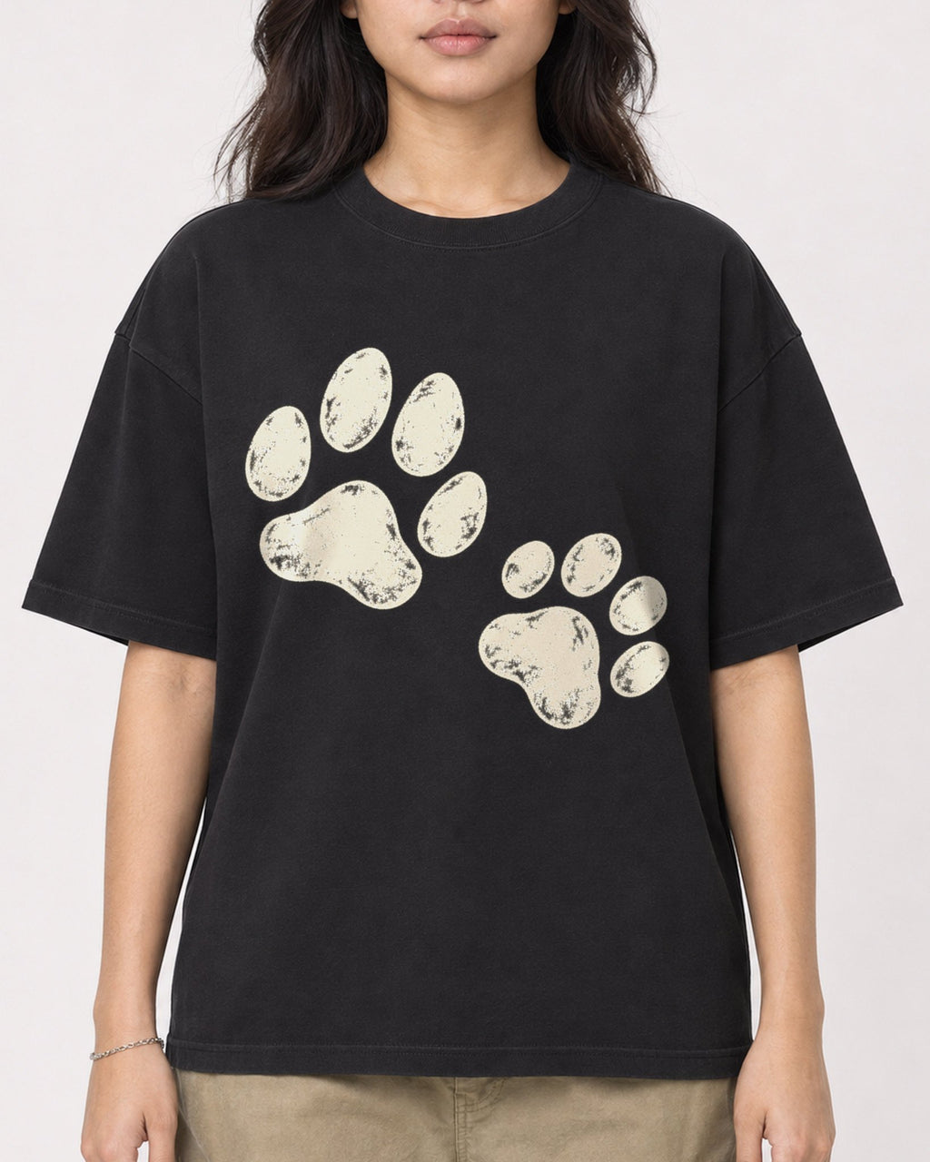 Mockup Boxy Heavyweight Tee Black female close-up 02