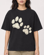 Mockup Boxy Heavyweight Tee Black female close-up 02