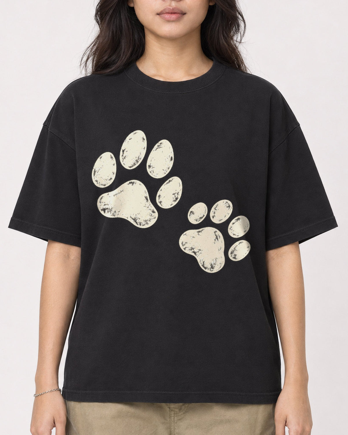 Mockup Boxy Heavyweight Tee Black female close-up 02