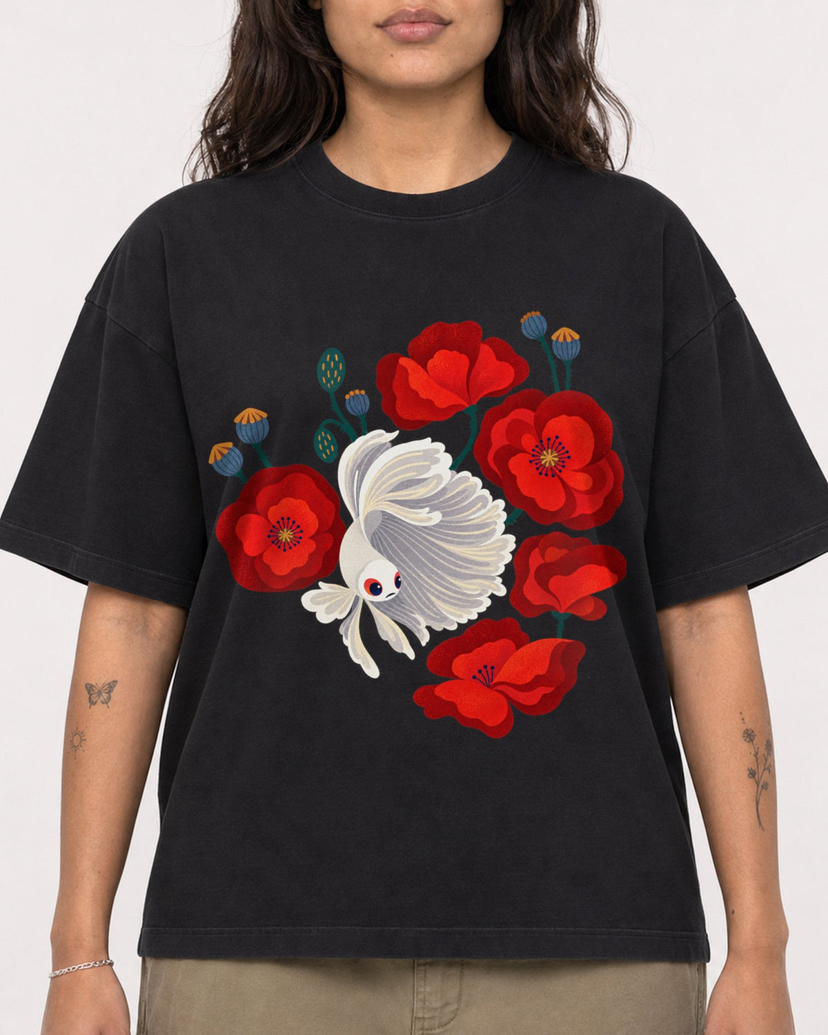 Mockup Boxy Heavyweight Tee Black female close-up 06