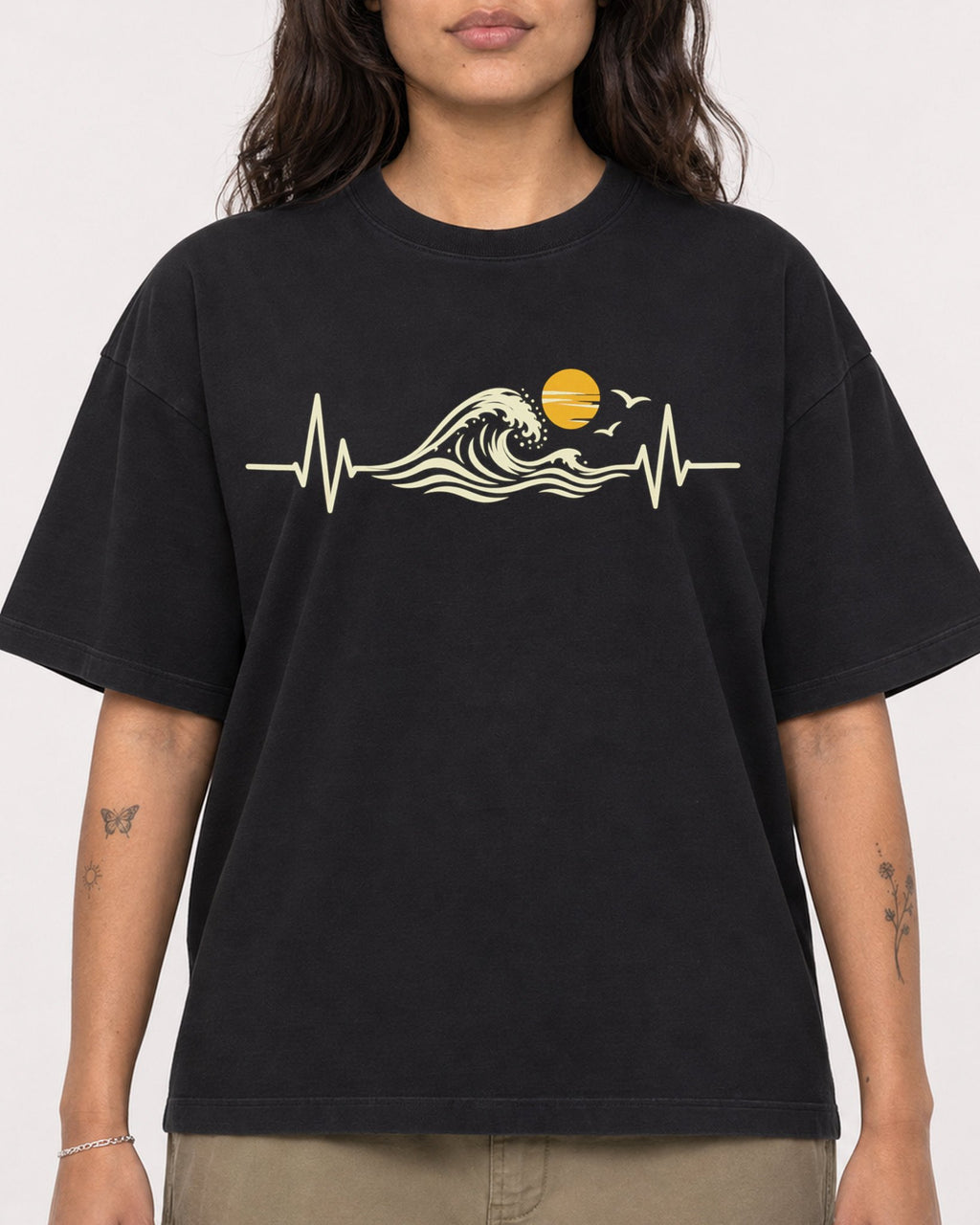 Mockup Boxy Heavyweight Tee Black female close-up 06