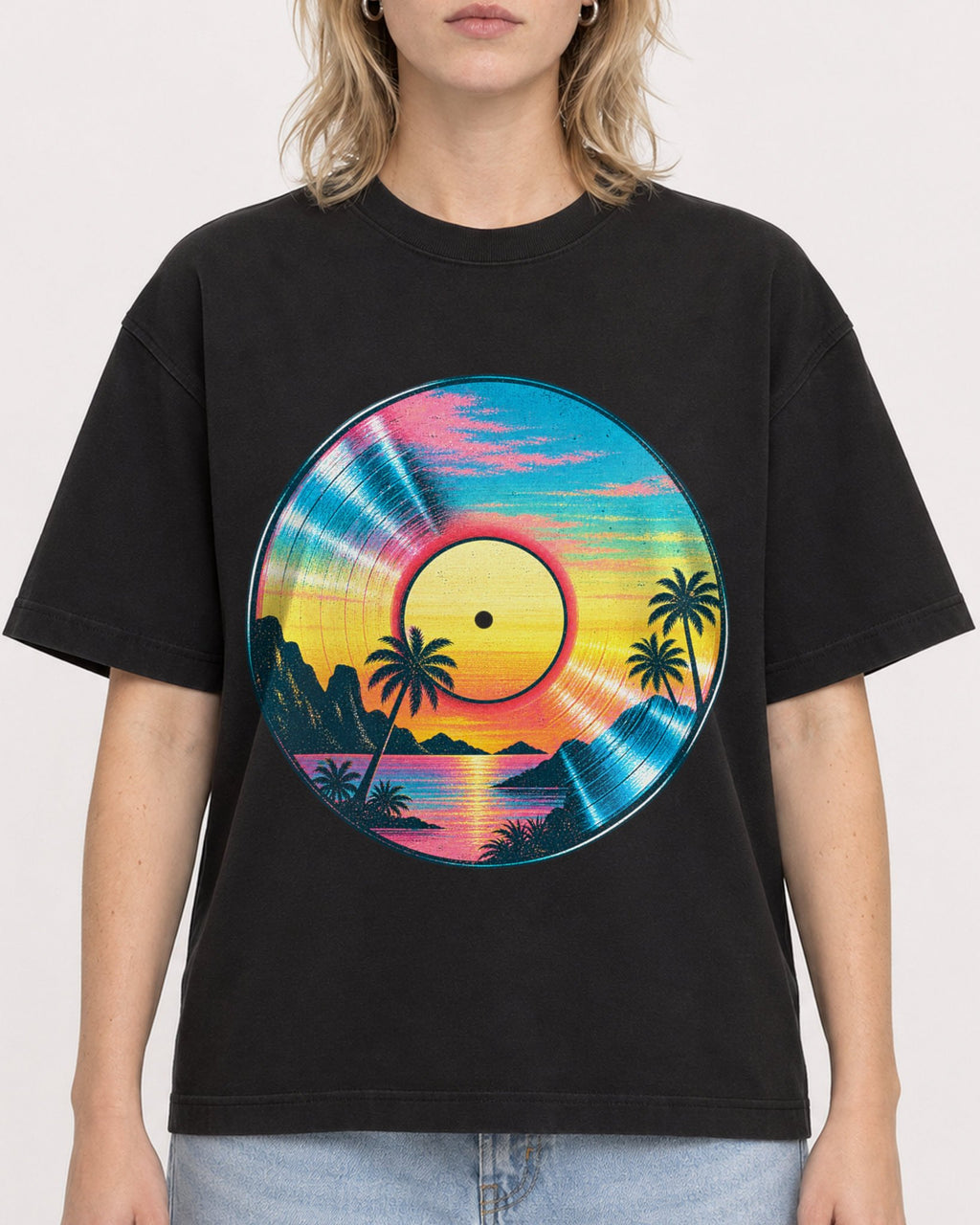 Mockup Boxy Heavyweight Tee Black female close-up 19