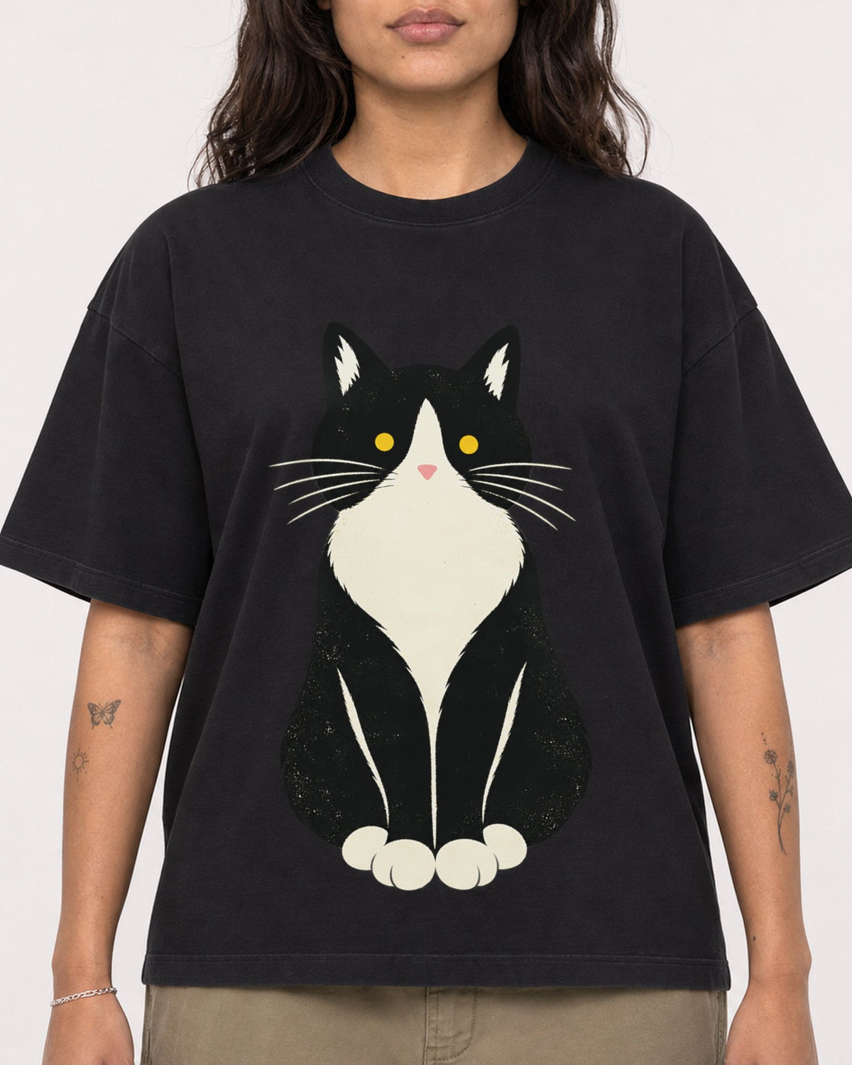 Mockup Boxy Heavyweight Tee Black female close-up 06