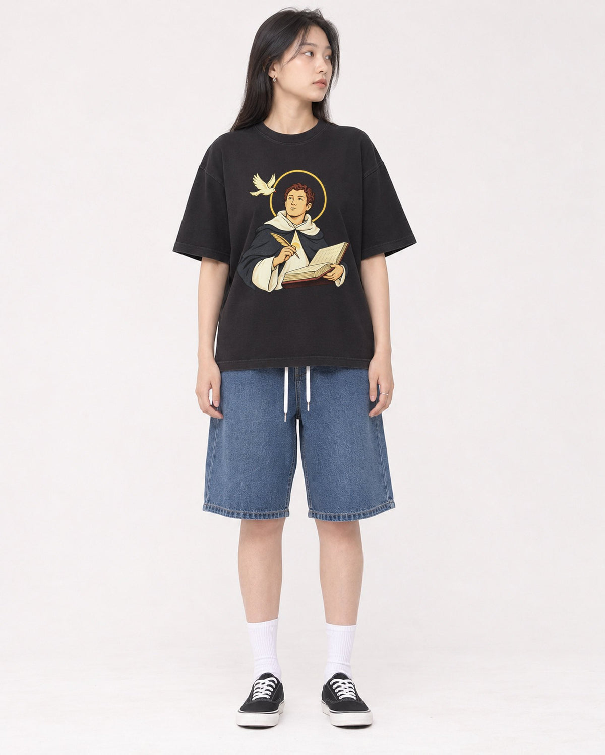 Mockup Boxy Heavyweight Tee Black female full-body 01