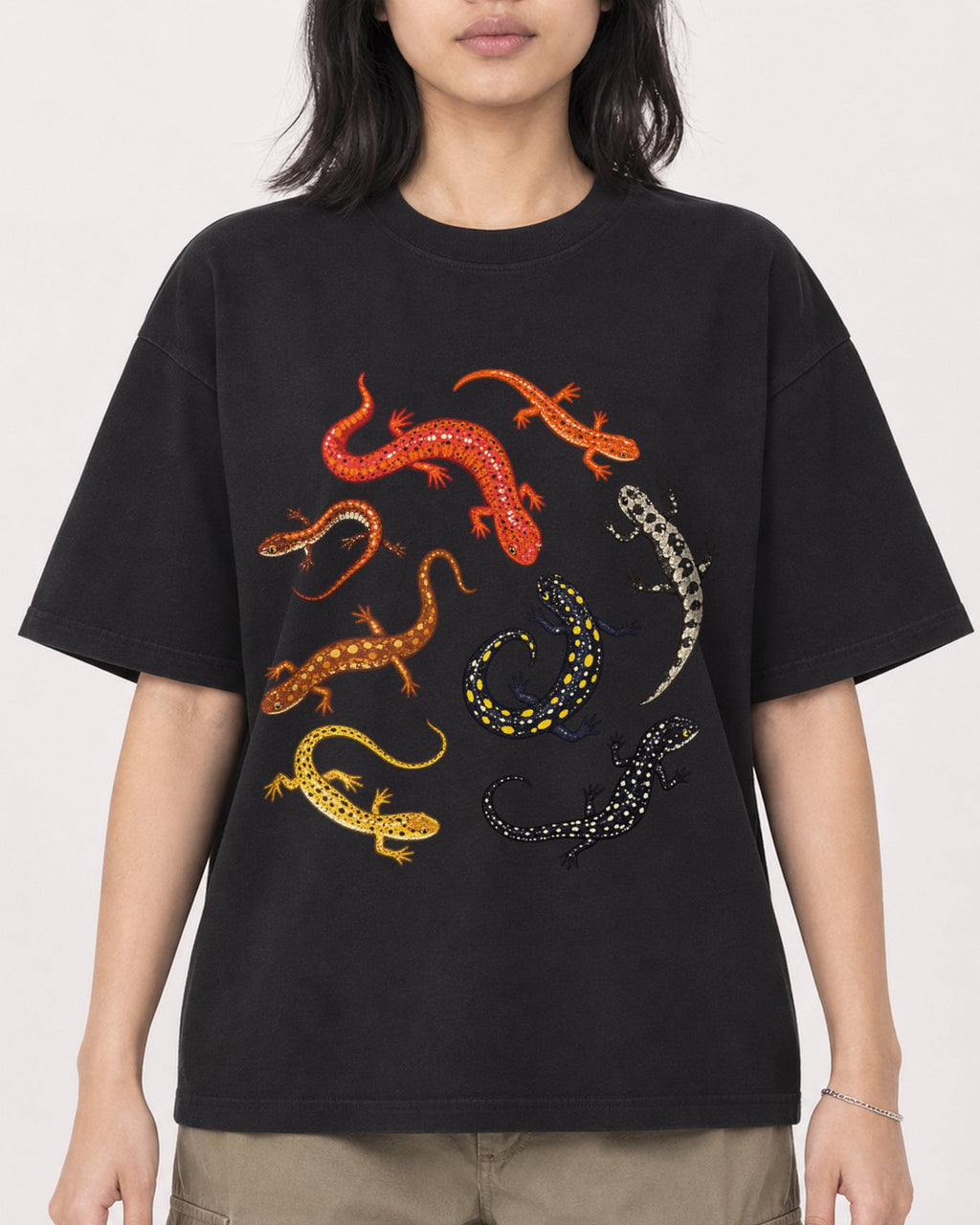 Mockup Boxy Heavyweight Tee Black female close-up 22