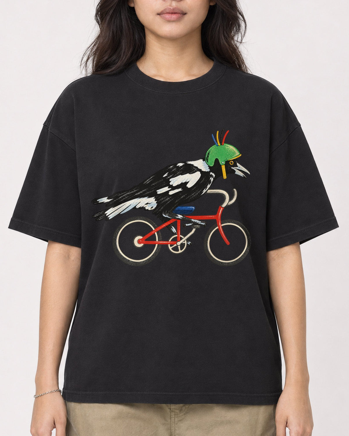 Mockup Boxy Heavyweight Tee Black female close-up 02
