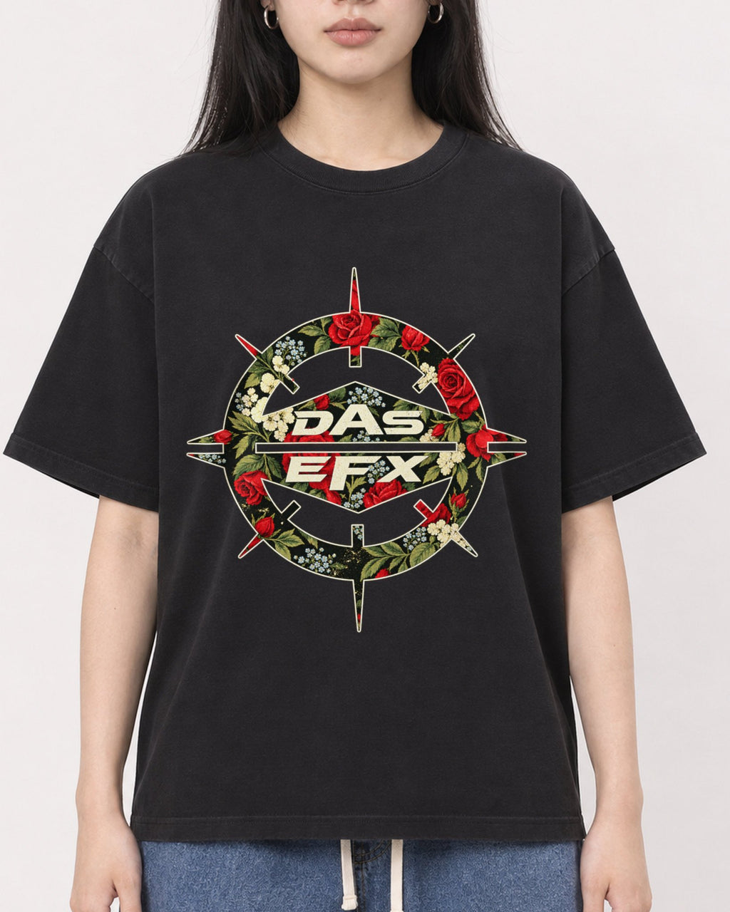 Mockup Boxy Heavyweight Tee Black female close-up 01