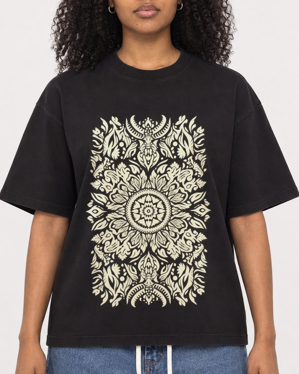 Mockup Boxy Heavyweight Tee Black female close-up 05