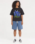 Mockup Boxy Heavyweight Tee Black female full-body 05