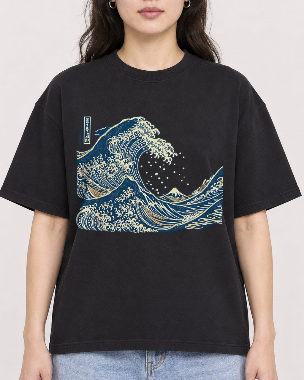 Mockup Boxy Heavyweight Tee Black female close-up 03