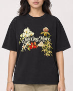 Mockup Boxy Heavyweight Tee Black female close-up 02