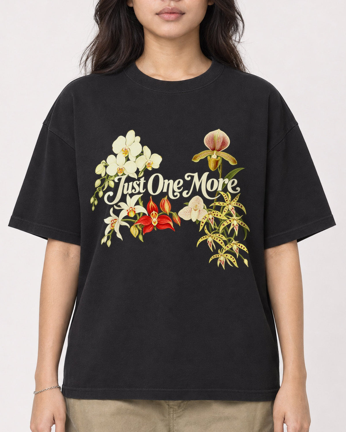 Mockup Boxy Heavyweight Tee Black female close-up 02