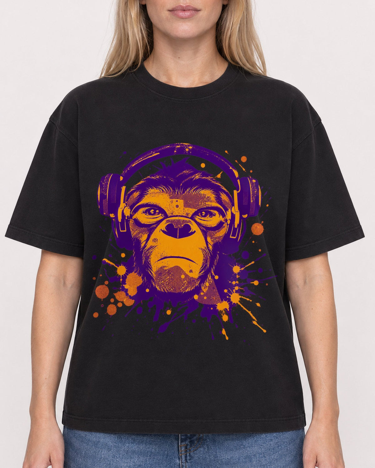 Mockup Boxy Heavyweight Tee Black female close-up 08