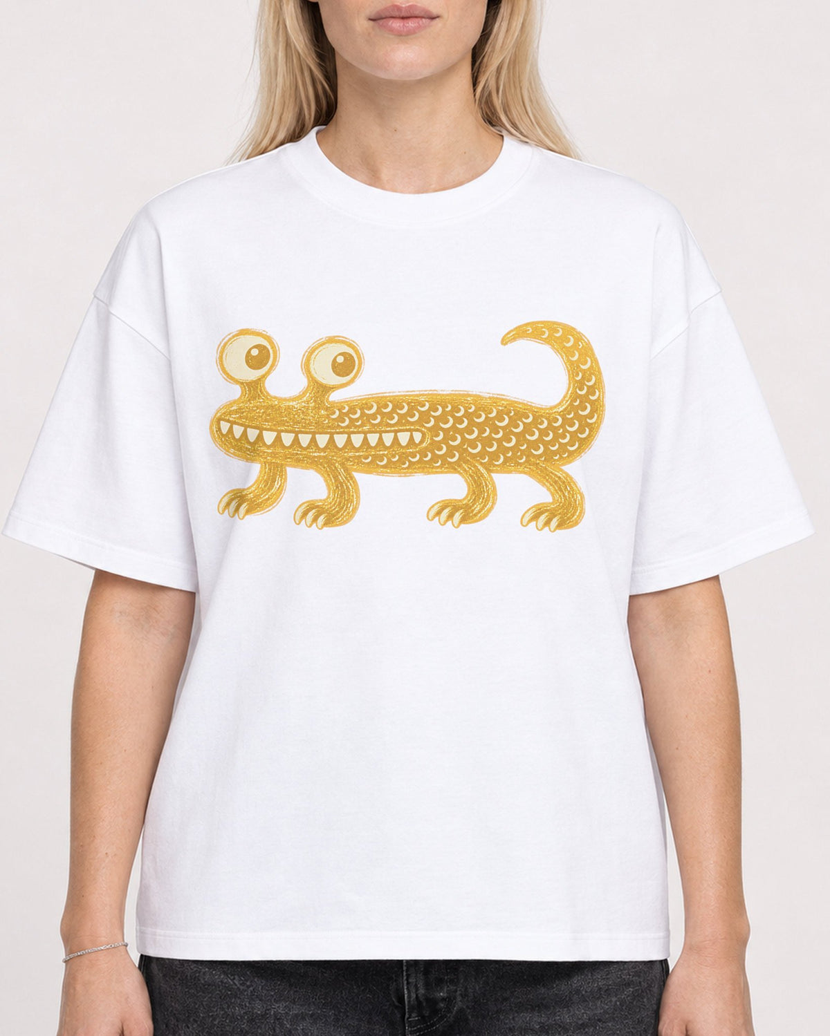 Mockup Boxy Heavyweight Tee White female close-up 08