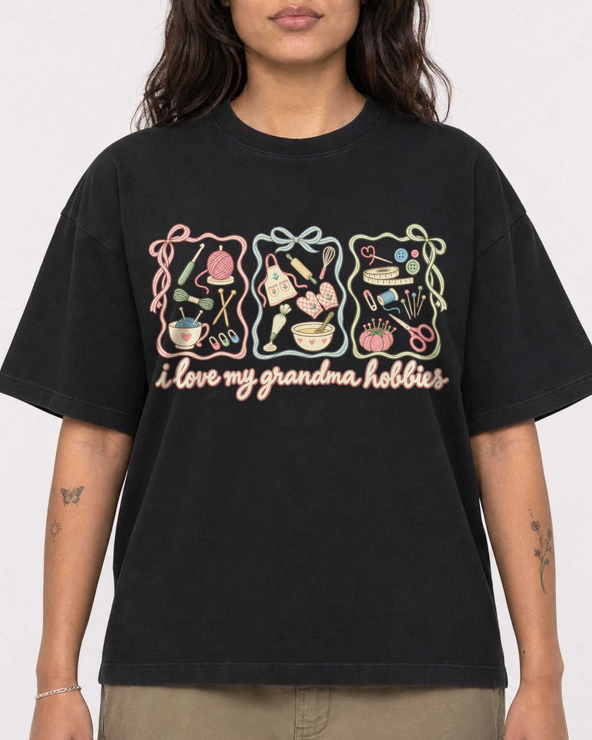Mockup Boxy Heavyweight Tee Black female close-up 06