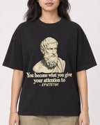 Mockup Boxy Heavyweight Tee Black female close-up 02