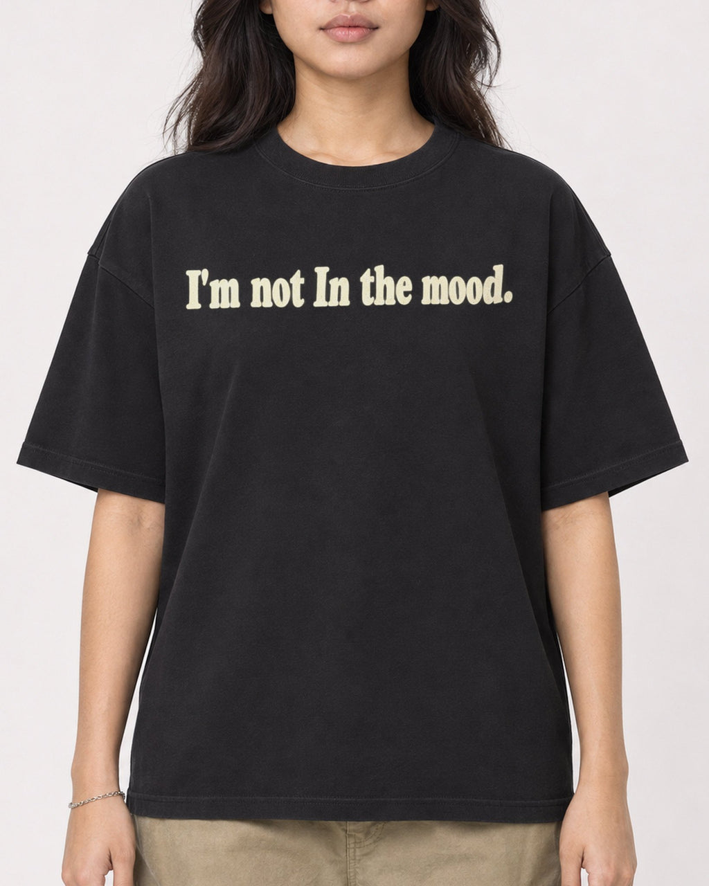 Mockup Boxy Heavyweight Tee Black female close-up 02