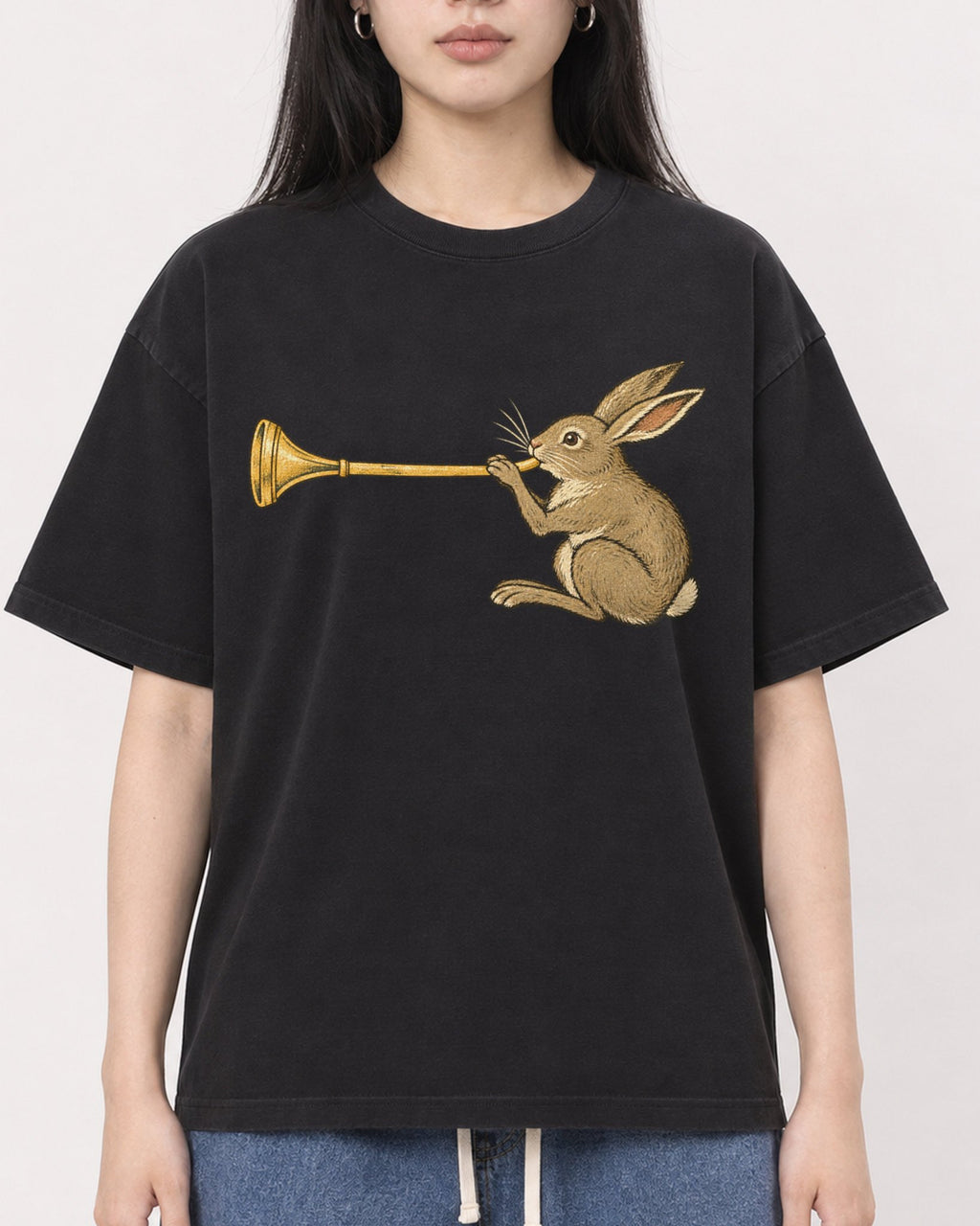 Mockup Boxy Heavyweight Tee Black female close-up 01
