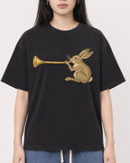 Mockup Boxy Heavyweight Tee Black female close-up 01