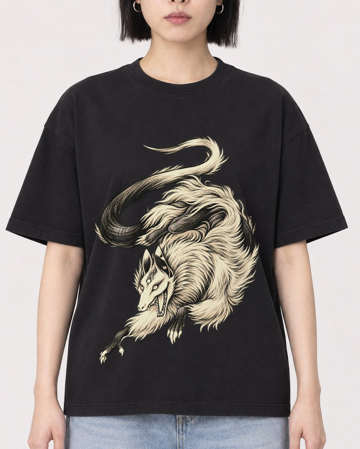 Mockup Boxy Heavyweight Tee Black female close-up 11