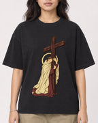 Mockup Boxy Heavyweight Tee Black female close-up 02