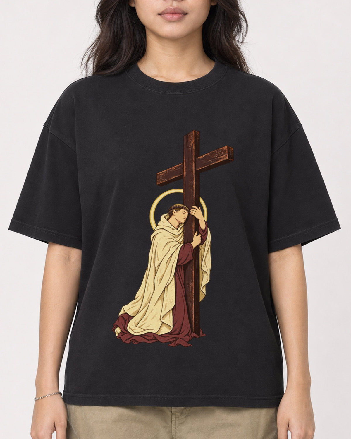 Mockup Boxy Heavyweight Tee Black female close-up 02